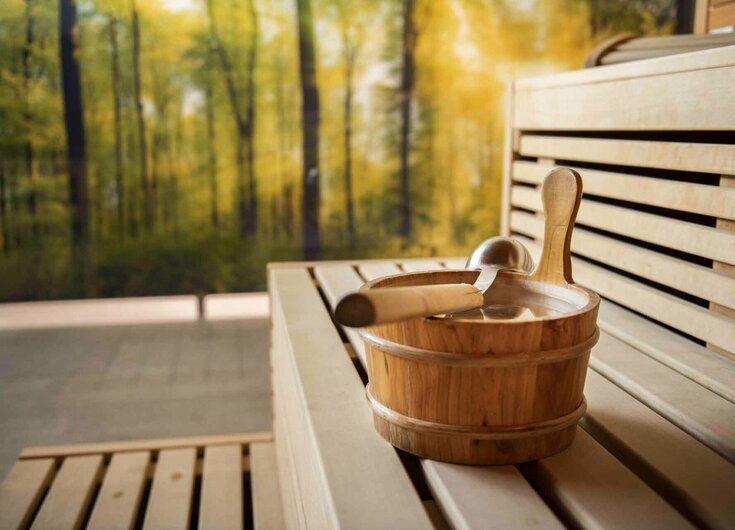Aufgüsse in der Sauna im Reschenhof Kübel mit Wasser in der Sauna