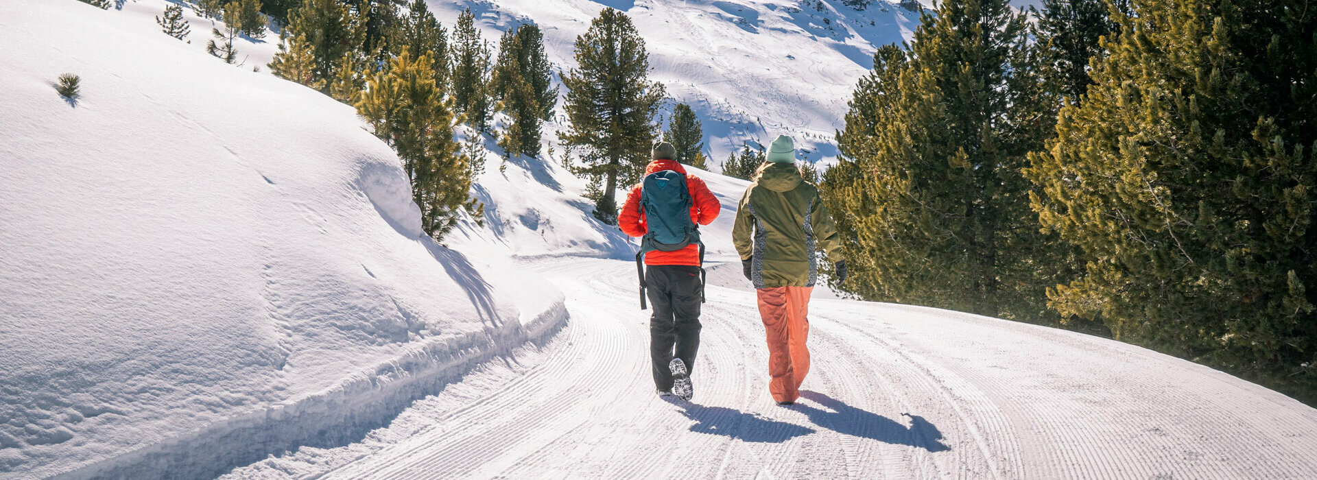 Winterwandern am Glungezer Pärchen beim Wandern im Schnee von hinten fotografiert