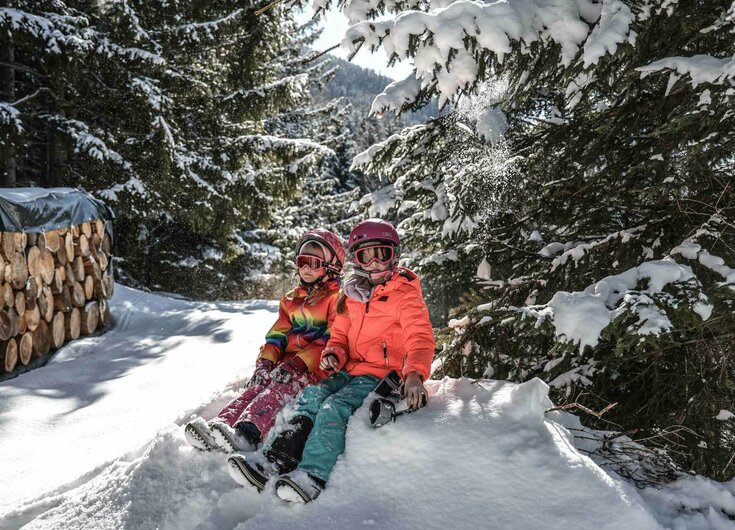 Rodelspaß für die ganze Familie Kinder auf der Rodelbahn Kreuztaxen am Wattenberg