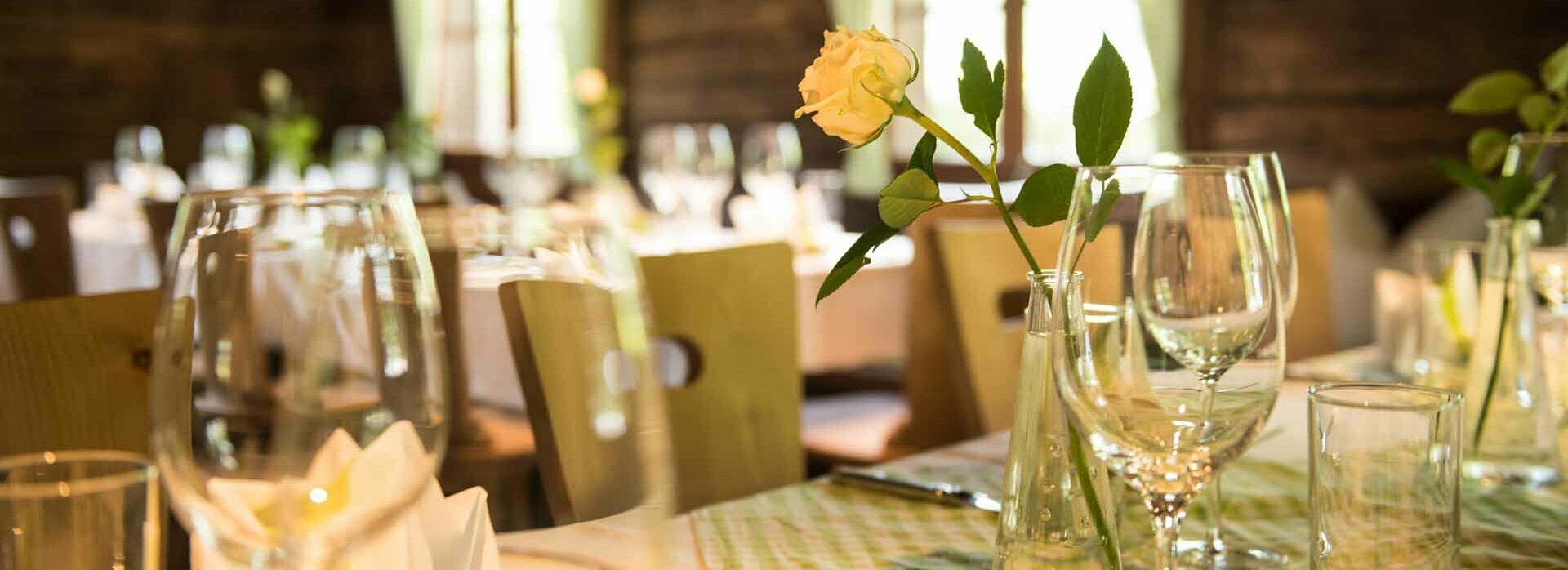 Die Reschenalm eignet sich perfekt für jegliche Feiern Schön gedeckte Tische in der Reschenalm