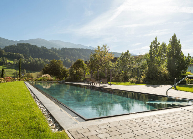 25-Meter Sportbecken im Garten Sportbecken mit Liegen im Garten