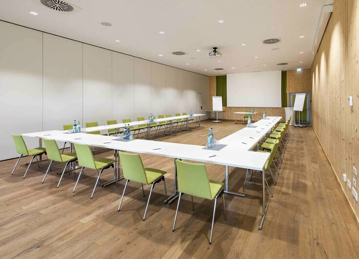 Ausgestatteter Seminarraum mit quadratischer Sitzordnung