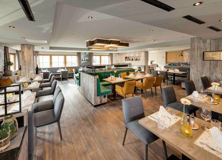 Gedeckte Tische in der Pizzeria im Reschenhof