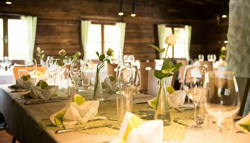 Gedeckte Tische in der Reschenalm