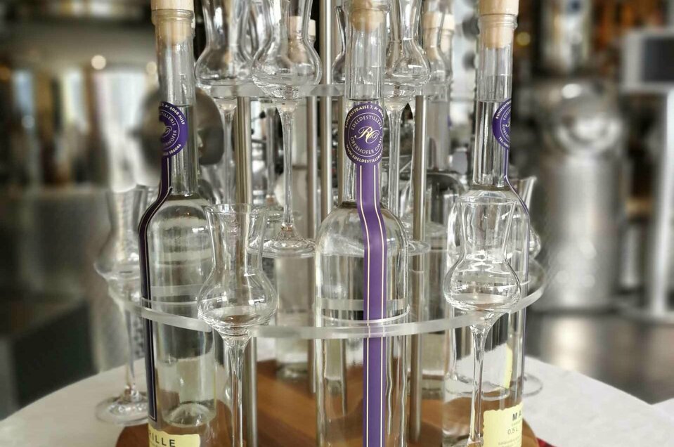 Rondell mit verschiedenen Schnäpsen