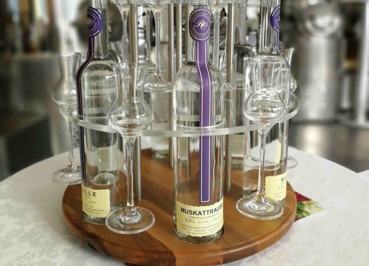 Rondell mit verschiedenen Schnäpsen