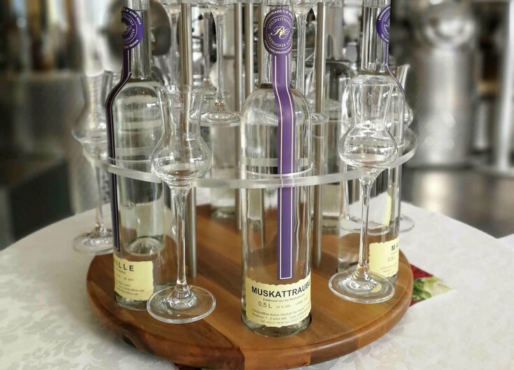 Rondell mit verschiedenen Schnäpsen