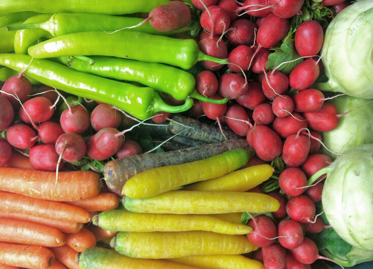 Bunte Kiste mit Tiroler Gemüse Kiste mit bunten Tiroler Gemüse