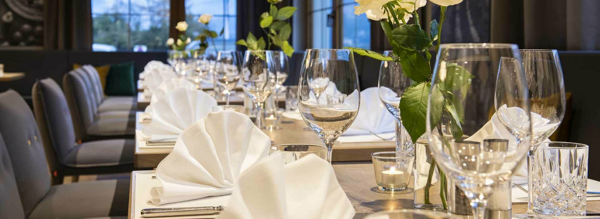 Gedeckte Tische im Restaurant des Reschenhofs