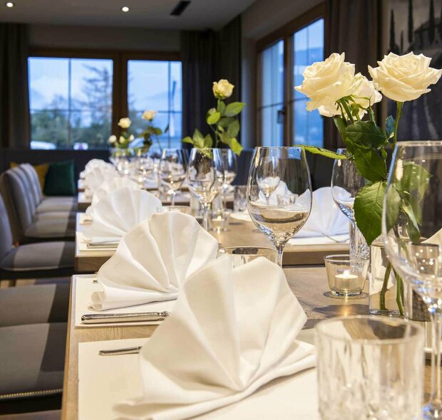 Festsäle Gedeckte Tische im Restaurant des Reschenhofs