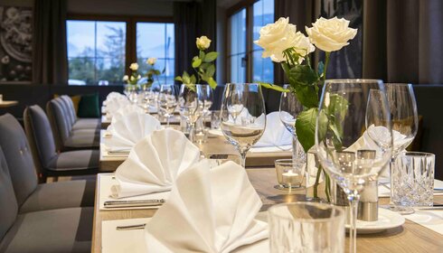 Festsäle Gedeckte Tische im Restaurant des Reschenhofs