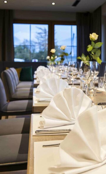 Gedeckte Tische im Restaurant des Reschenhofs