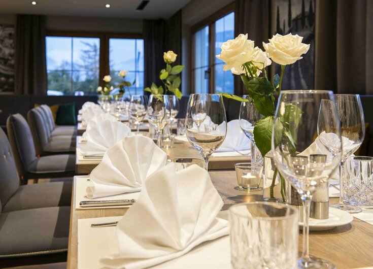 Gedeckte Tische im Restaurant des Reschenhofs