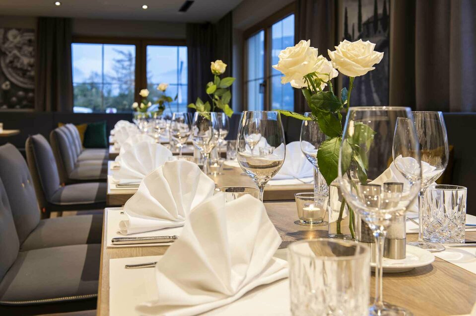 Restaurant Gedeckte Tische im Restaurant des Reschenhofs