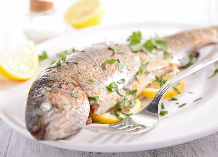 Frischer Fisch auf einem Teller