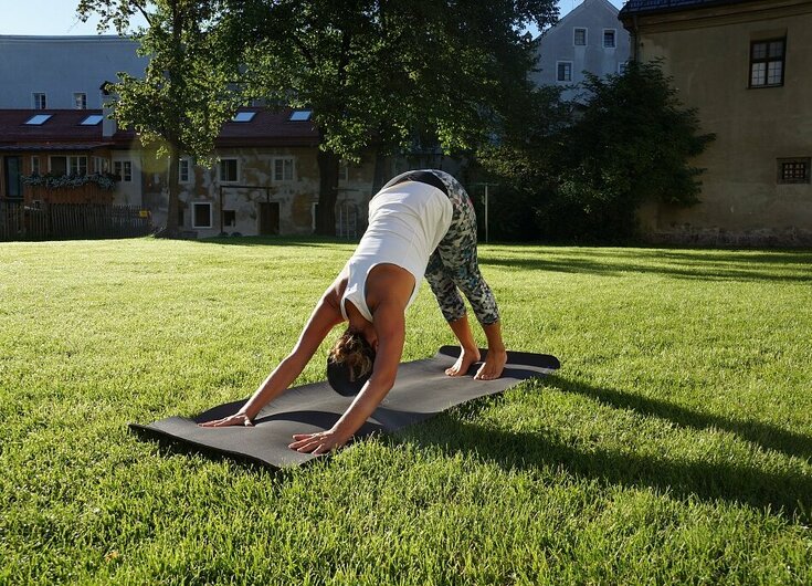 Yoga im Hofratsgarten Eine Frau macht Yoga im Garten