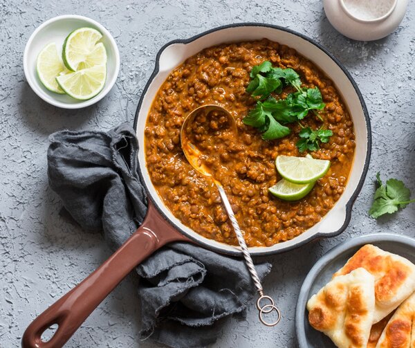 Linseneinstopf in der Pfanne