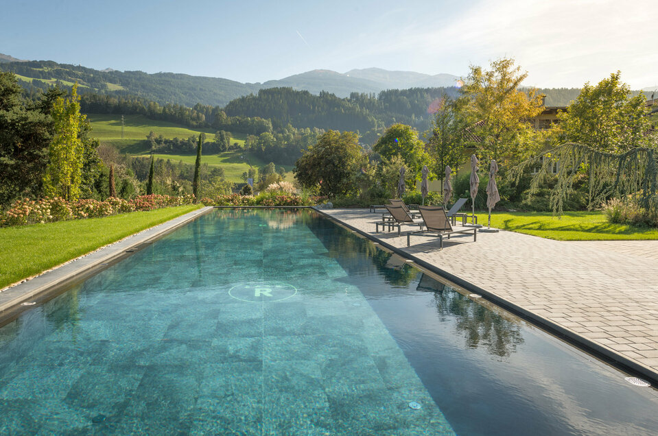 Sportbecken im Garten Außenpool mit Berge im Hintergrund