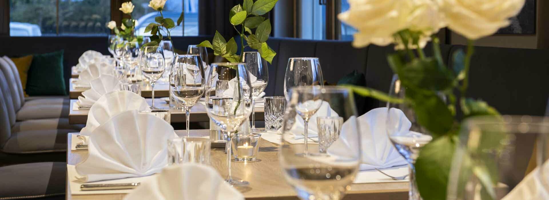 Wir sind Ihr idealer Gastgeber für alle Feiern Gedeckter Tisch mit Blumen im Reschenhof