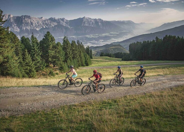 Gruppe Mountainbiker auf dem Glungezer