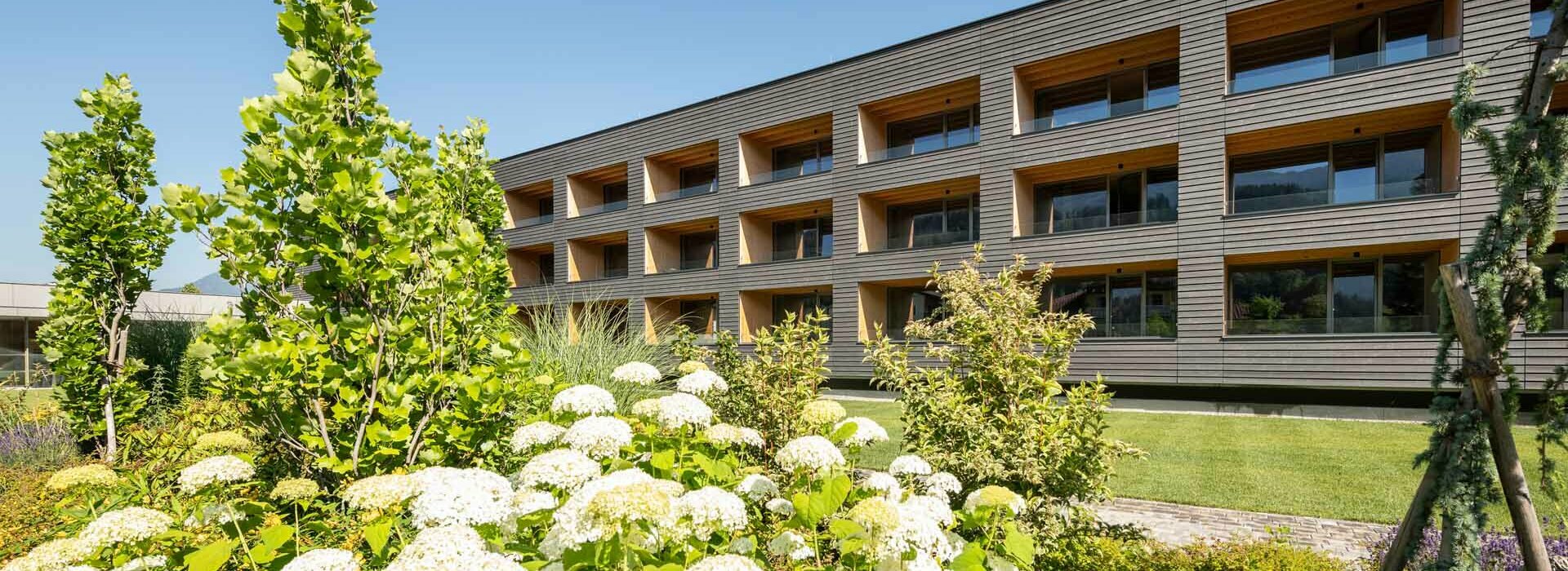 Gartenanlage im Reschenhof Außenansicht der Gartensuiten des Reschenhofs im Sommer