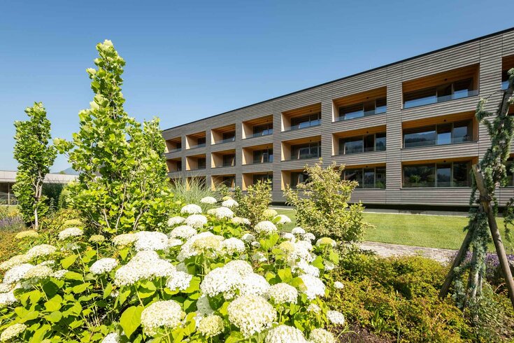 Gartenanlage im Reschenhof Außenansicht der Gartensuiten des Reschenhofs im Sommer