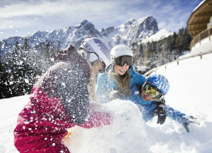 Familienspaß im Winter Schneeballschlacht auf der Piste