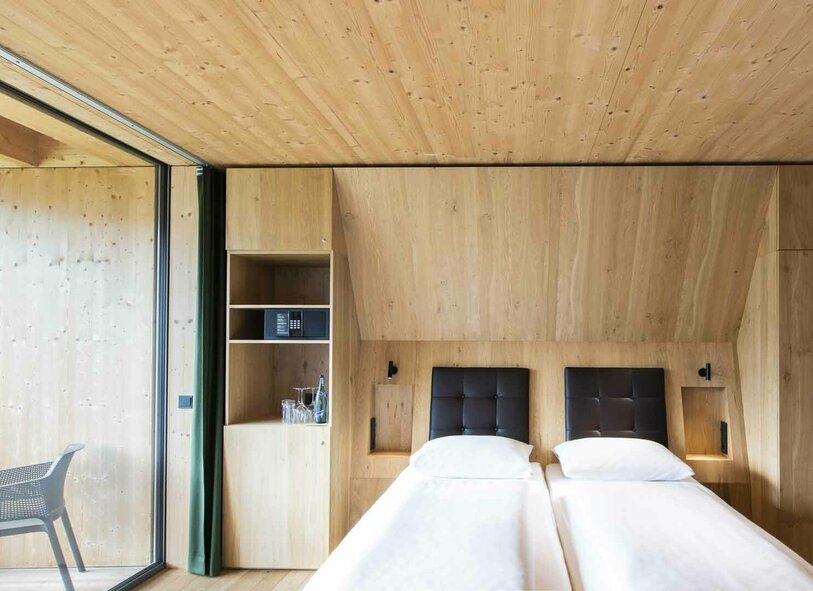 Schlafbereich in der Gartensuite Blick auf das Bett der Gartensuite