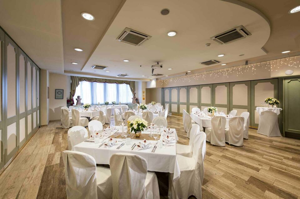 Gedeckte Hochzeitstafel mit Deko im Reschenhof