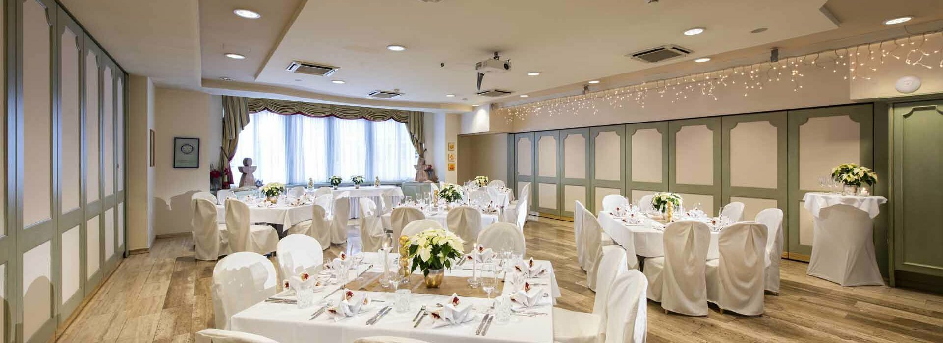 Gedeckte Hochzeitstafel mit Deko im Reschenhof