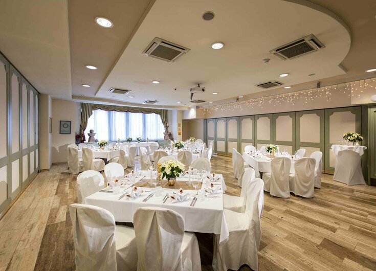 Hochzeit Gedeckte Hochzeitstafel mit Deko im Reschenhof