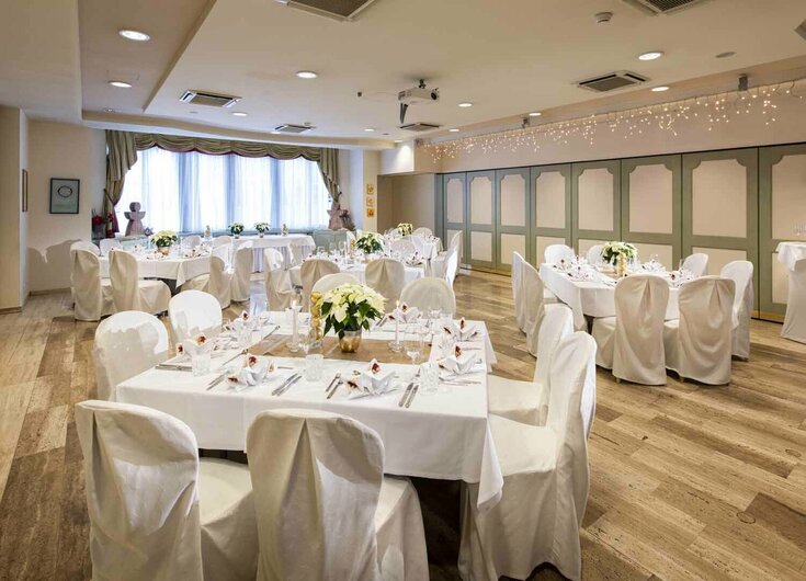 Gedeckte Hochzeitstafel mit Deko im Reschenhof