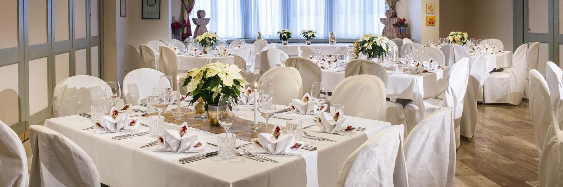Gedeckte Hochzeitstafel mit Deko im Reschenhof
