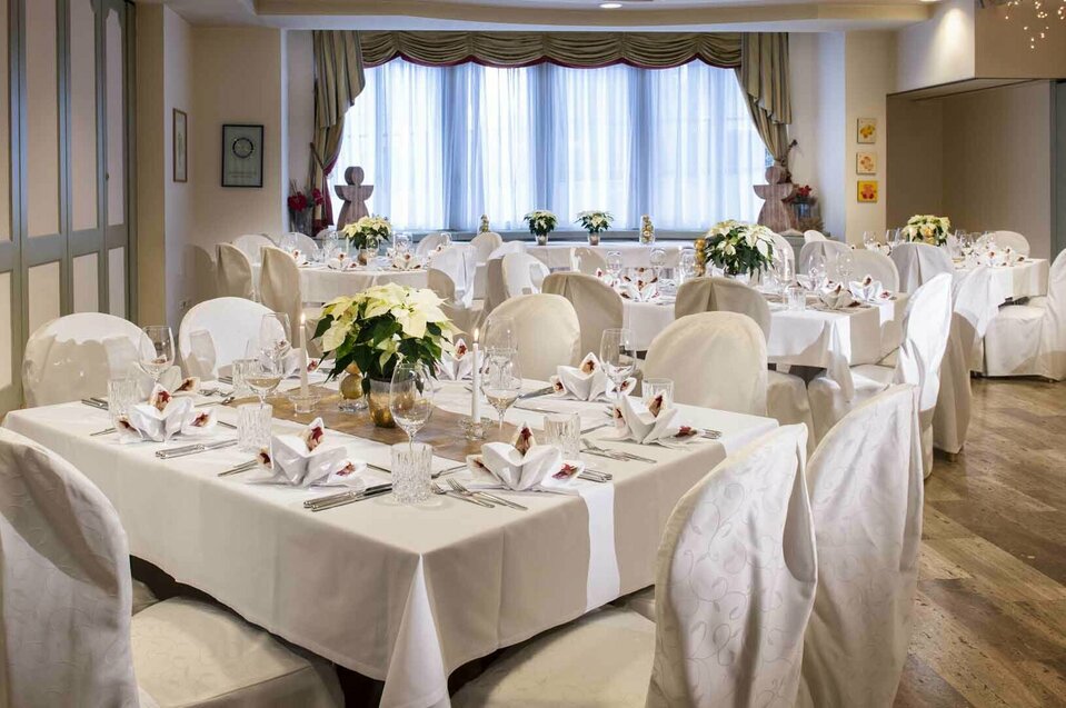 Heiraten im Reschenhof Gedeckte Hochzeitstafel mit Deko im Reschenhof