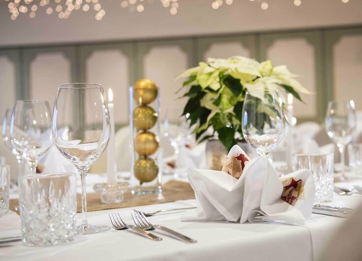 Hochzeit Gedeckte Hochzeitstafel mit Deko im Reschenhof