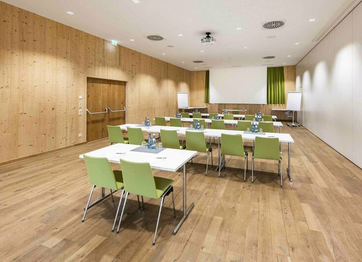 Ausgestatteter Seminarraum mit Tischreihen