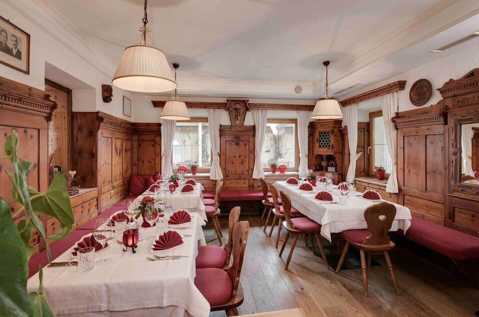 Gedeckte Tische in der Josefstube des Reschenhofs