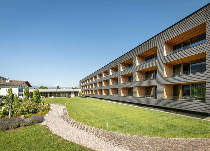 Gebäude mit Gartensuiten im Sommer Außenansicht vom Gartengebäude im Sommer