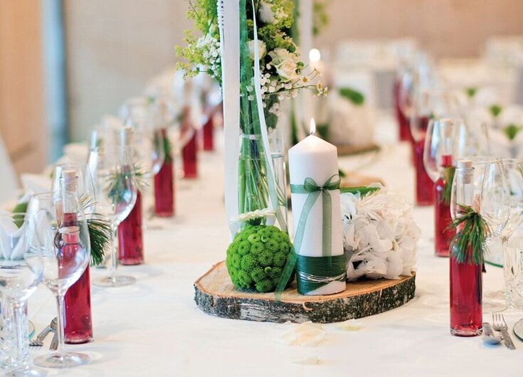 Schön gedeckte Hochzeitstafel