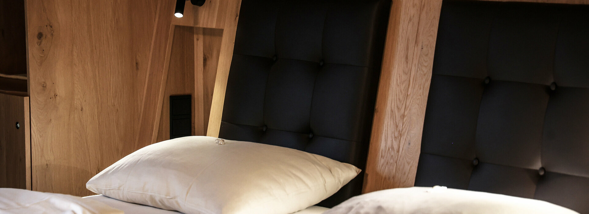 Blick auf das Bett der Gartensuite