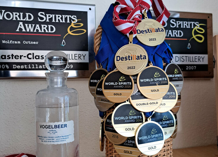 Ausgezeichnete Schnäpse aus dem Reschenhof Viele Medaillen der ausgezeichneten Schnäpse