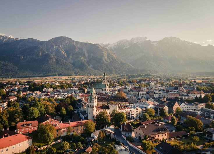 Die Altstadt von Hall Altstadt Hall in Tirol mit Blick auf den Karwendel