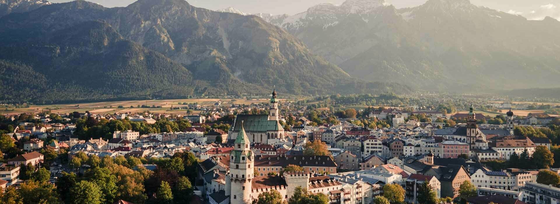 Die Altstadt von Hall Altstadt Hall in Tirol mit Blick auf den Karwendel