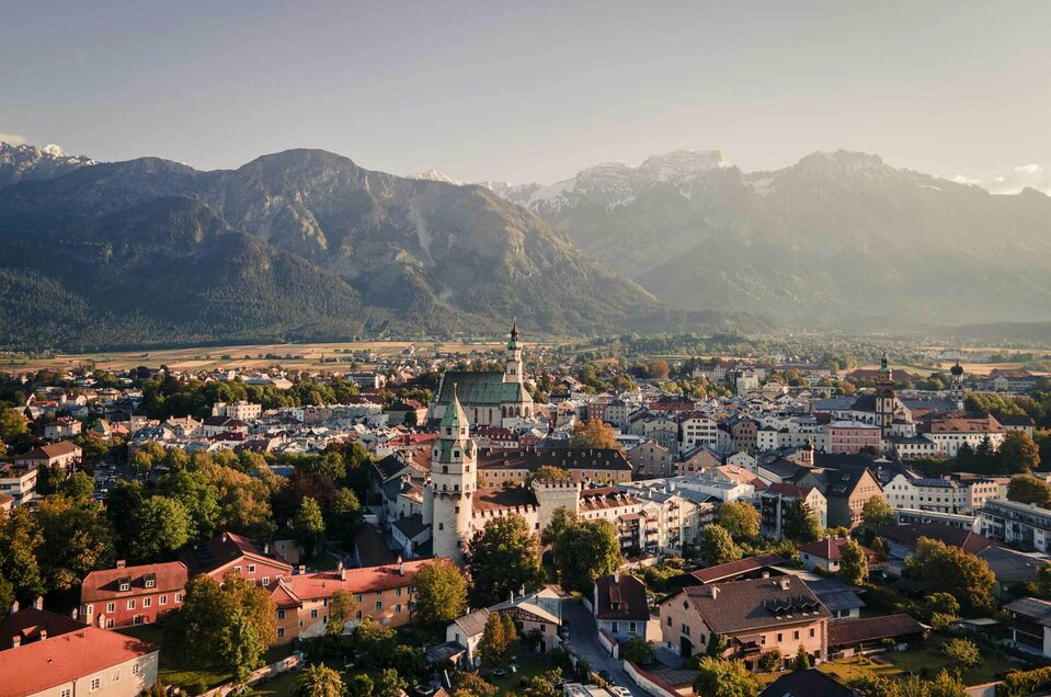 Die Altstadt von Hall in Tirol Altstadt Hall in Tirol mit Blick auf den Karwendel