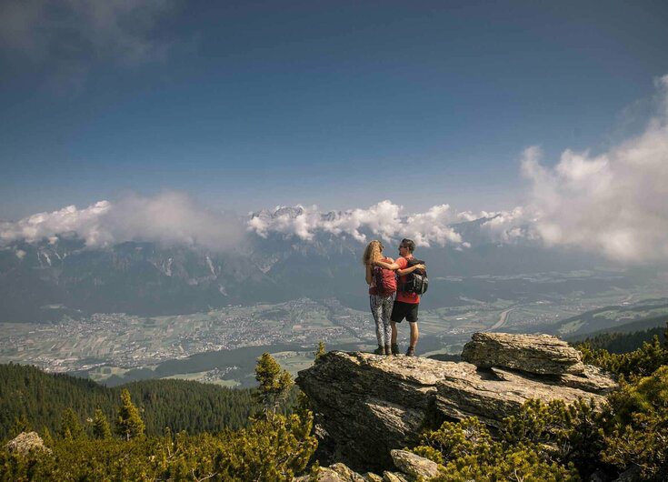 Wanderer genießen Aussicht vom Zirbenweg über Tirol