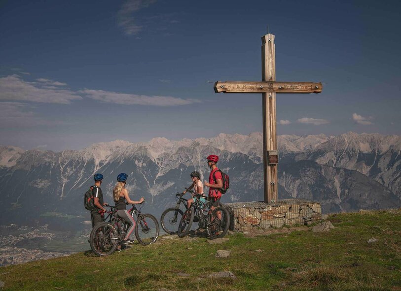 Mountainbiker beim Gipfelkreuz auf dem Glungezer
