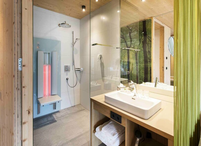 Badezimmer der Gartensuite Badezimmer der Gartensuite mit Infrarotsitz in der Dusche