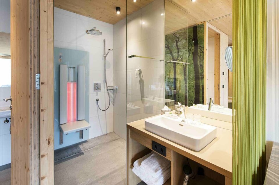 Badezimmer der Gartensuite Badezimmer der Gartensuite mit Infrarotsitz in der Dusche