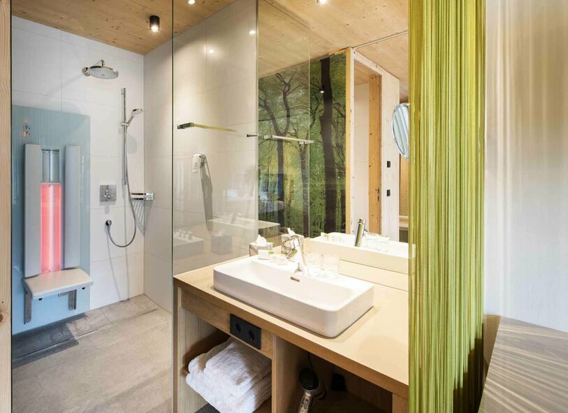 Badezimmer der Gartensuite Badezimmer der Gartensuite mit Infrarotsitz in der Dusche