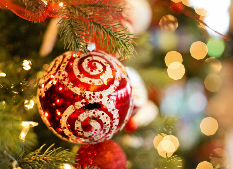 Weihnachtskugel am Christbaum Christbaumkugel am Baum